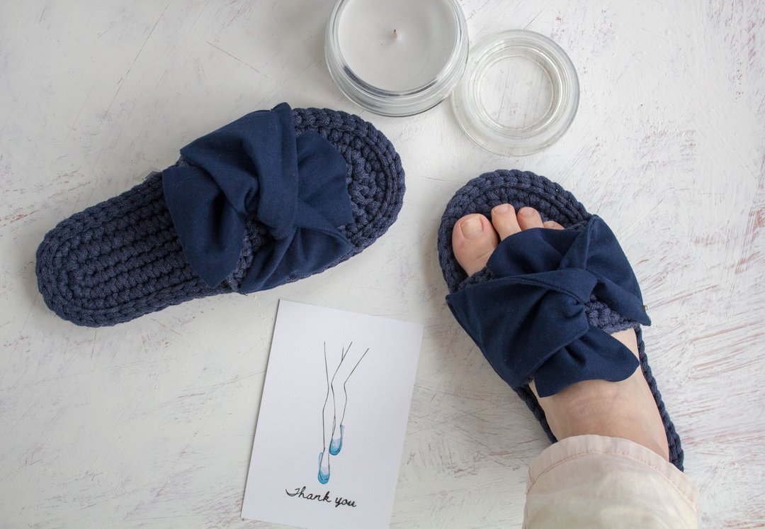Crochet slippers - Home slippers for women with bow - 拖鞋 - 棉 蓝色