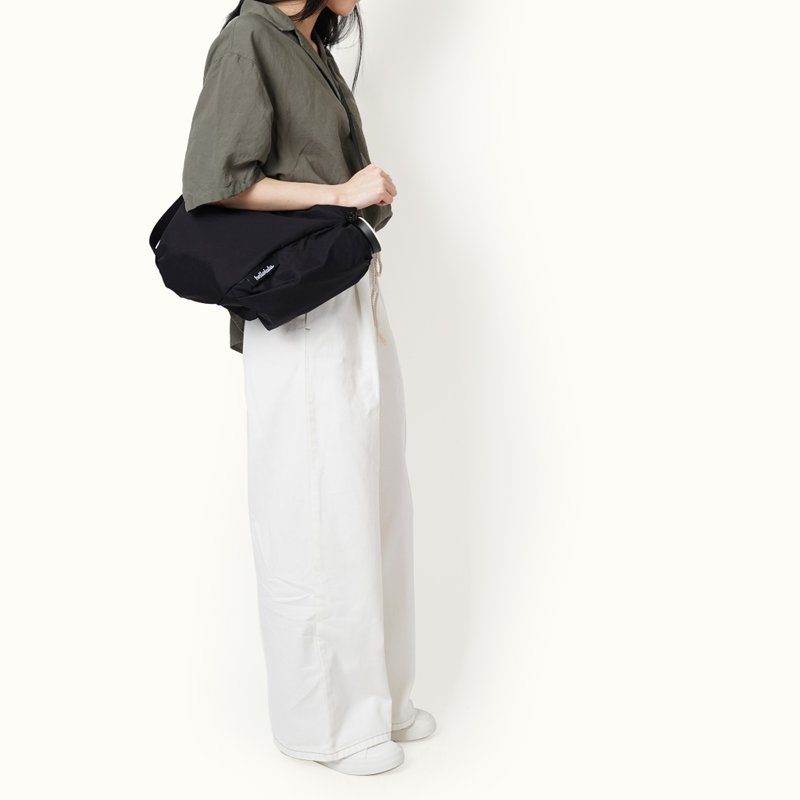 环保Re系列 | 极轻斜背包S号 REA (玛瑙黑) 附水瓶收纳保护套 - 侧背包/斜挎包 - 聚酯纤维 黑色