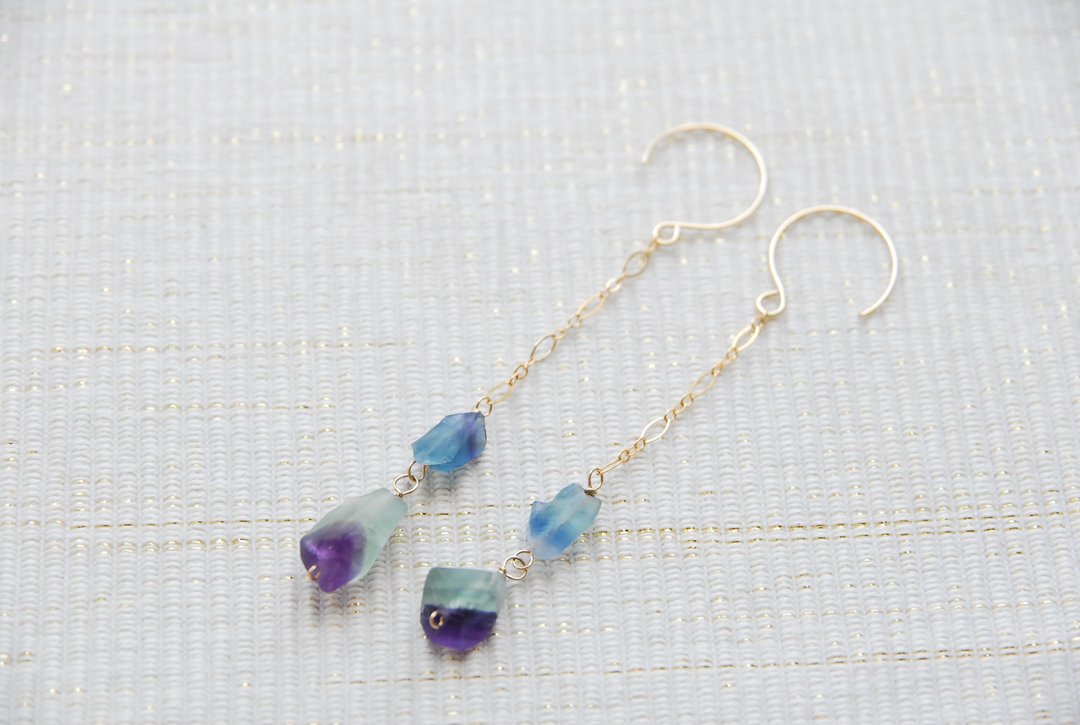 Rough rock fluorite and figaro chain earrings 14kgf - 耳环/耳夹 - 半宝石 蓝色