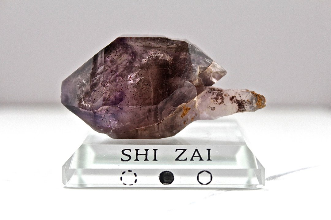 石栽 SHIZAI -权杖紫烟三轮骨干水晶原矿/超七 - 含底座 - 摆饰 - 水晶 紫色