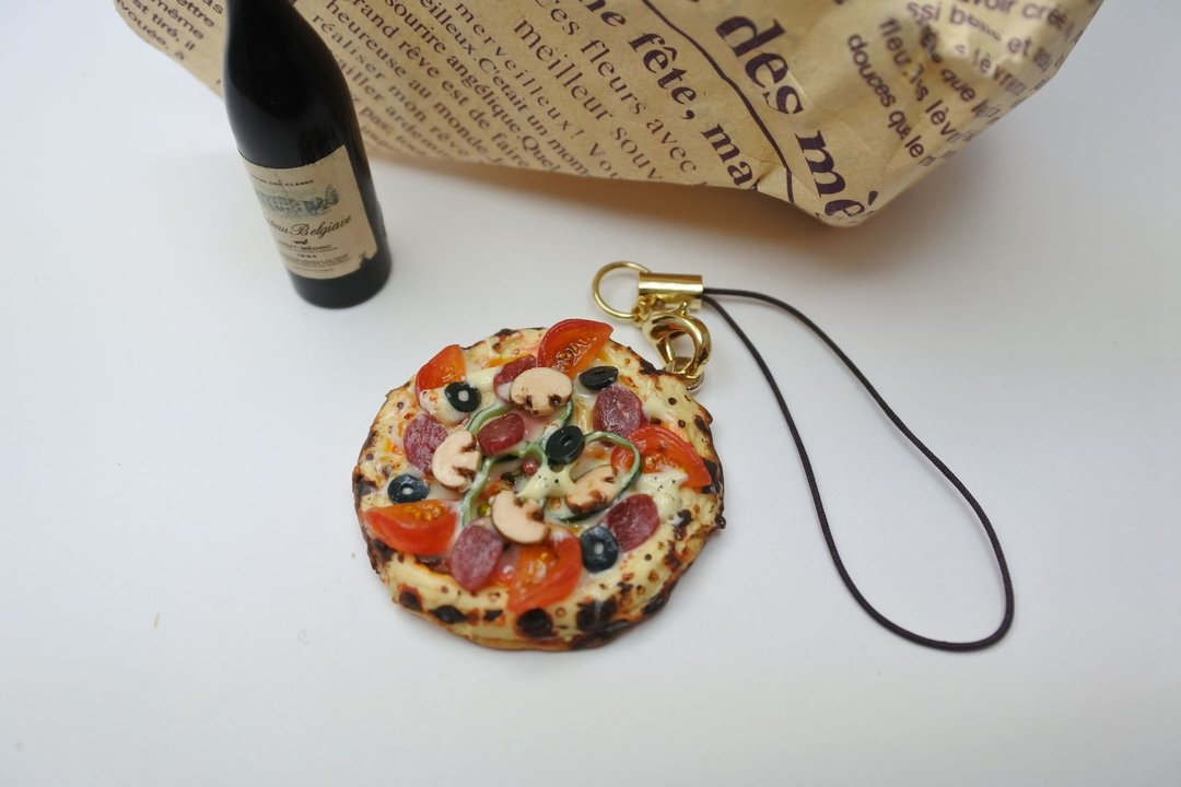 Miniature food、Pizza strap with tomato and salami - 挂绳/吊绳 - 粘土 咖啡色