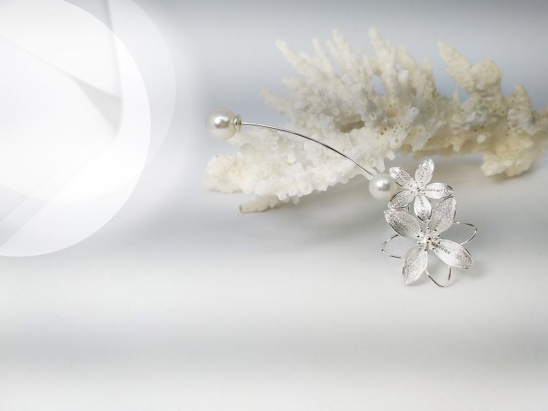 清秀小佳人 掐丝花朵胸针/天然淡水珍珠/925银镀白K (限量设计) - 胸针 - 纯银 