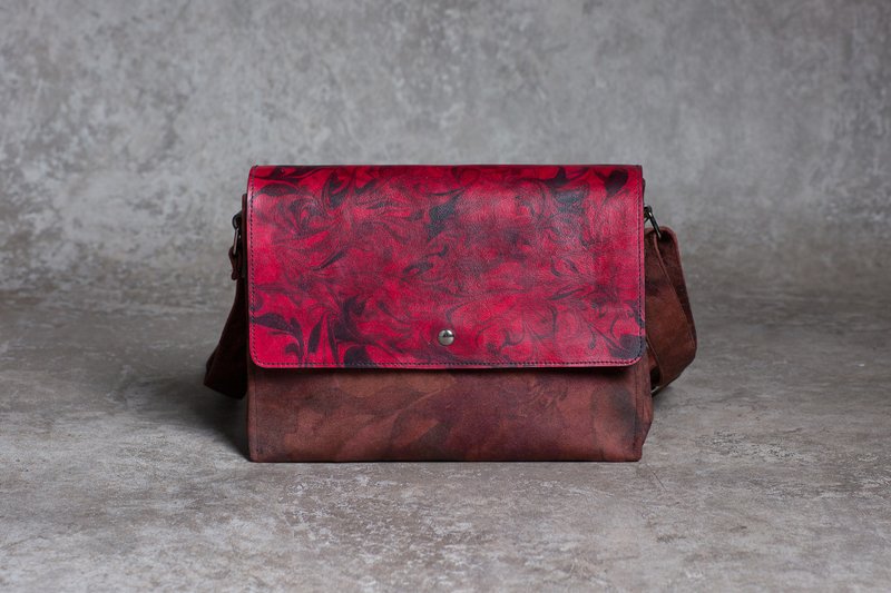绒布/真皮手工侧背包-红黑糊染纹/职人手作/特色/打样出清 - 侧背包/斜挎包 - 真皮 红色