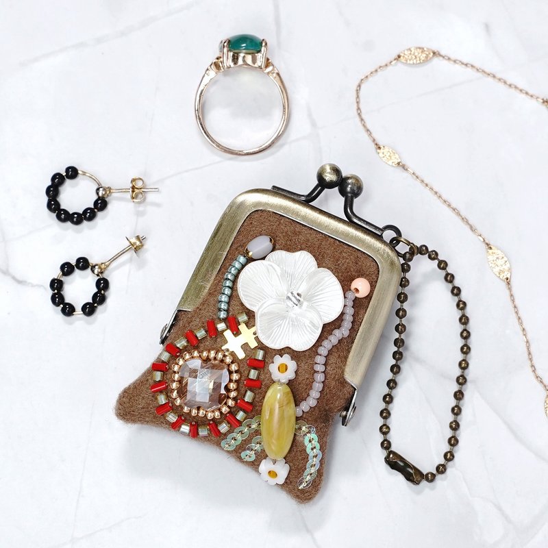 迷你珠饰刺绣零钱包 No.85, 驼色×羊毛, 可作项链・包包吊饰, 饰品收纳盒, 独一无二 耳环 新娘饰品 耳夹 - 吊饰 - 羊毛 咖啡色