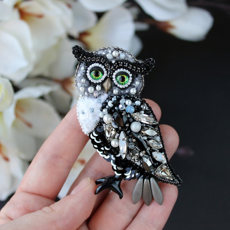 Cute Beaded Owl Brooch. Embroidered Bird Brooch Pin.Christmas Gift Wrapping - 胸针 - 水晶 黑色