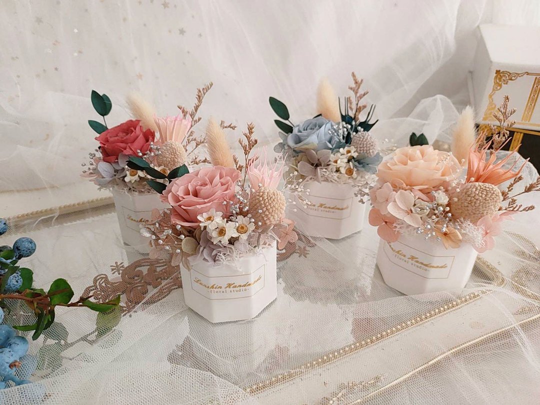 蓝芯手作│扩香盆花・永生玫瑰花 毕业花束 生日礼物 母亲节礼盒 - 干燥花/捧花 - 植物．花 多色