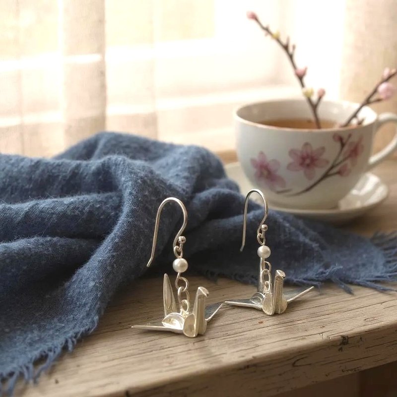 纯银 纸折鹤  S925 淡水珍珠 防敏感耳环 - 耳环/耳夹 - 其他金属 银色