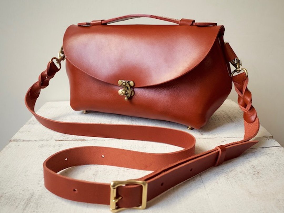 Tochigi leather Nume leather shoulder pouch fave L terracotta - 侧背包/斜挎包 - 真皮 咖啡色