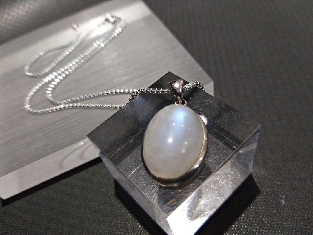 天然蓝光月光石纯银吊坠 Moonstone Silver Pendant - 项链 - 宝石 白色