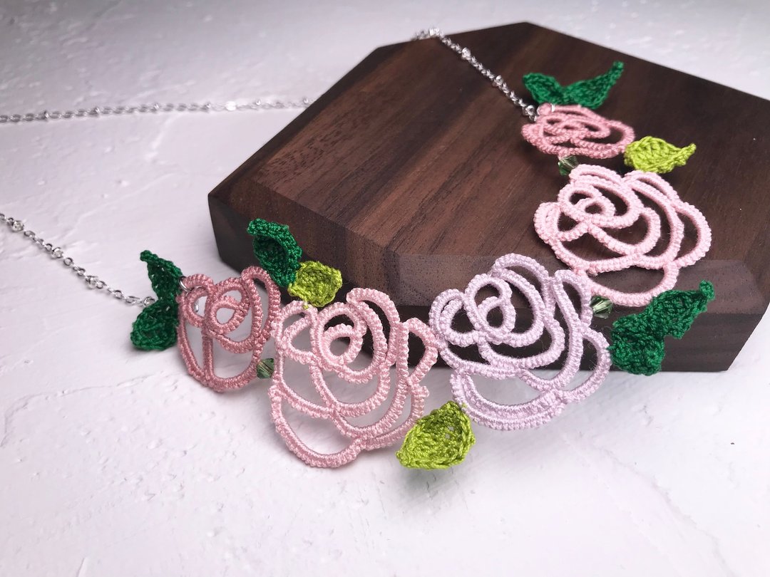 手织蕾丝玫瑰花项链 (粉色系) / 礼物 / Swarovski水晶 / 定制化 - 项链 - 棉 粉红色