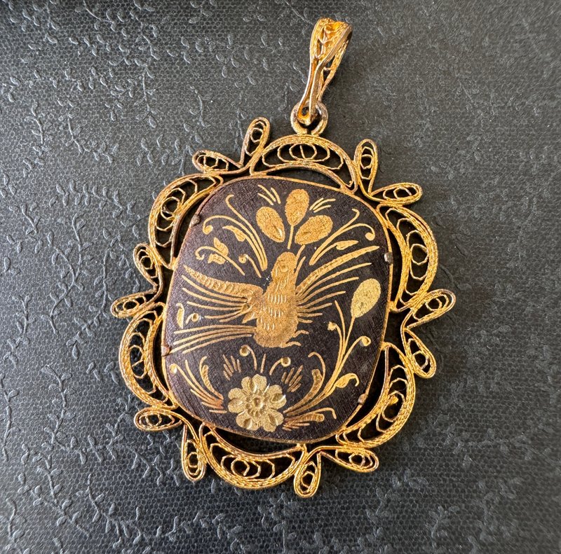 古董金色蕾丝雕花黑金大马士革珐琅鸟花卉坠子 CH238 - 项链 - 其他金属 金色