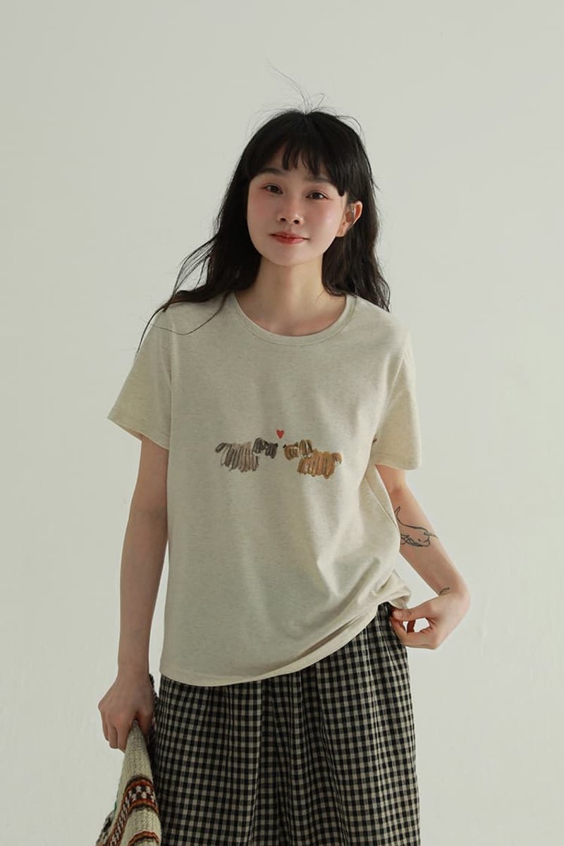 燕麥色 愛心小狗短袖T恤 韓版休閒簡約百搭寬松圓領上衣 - 女装 T 恤 - 其他人造纤维 卡其色