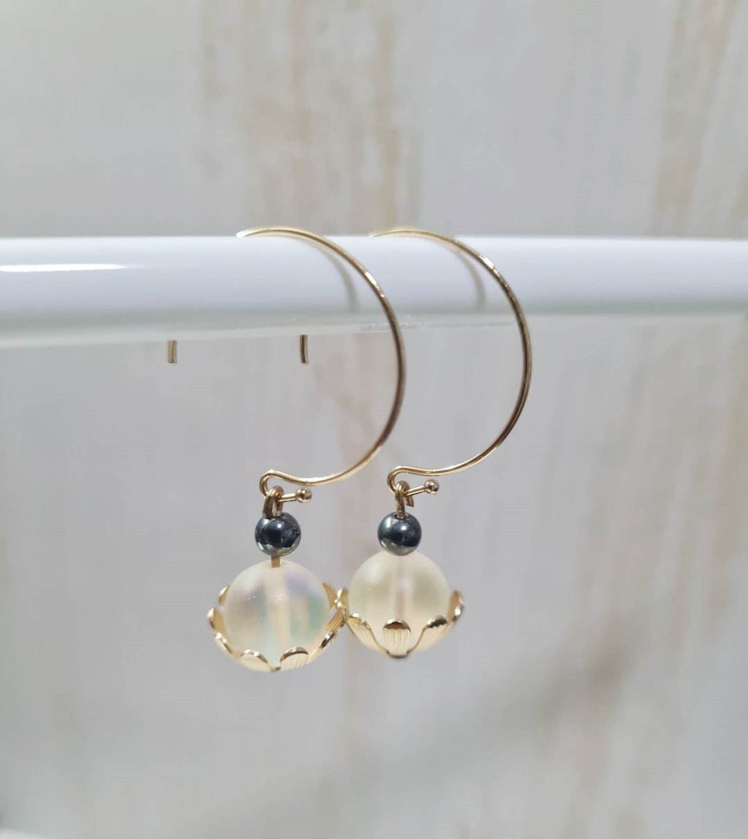 Aura Quartz Stone Lucky Stone Hook Earrings - 耳环/耳夹 - 石头 白色