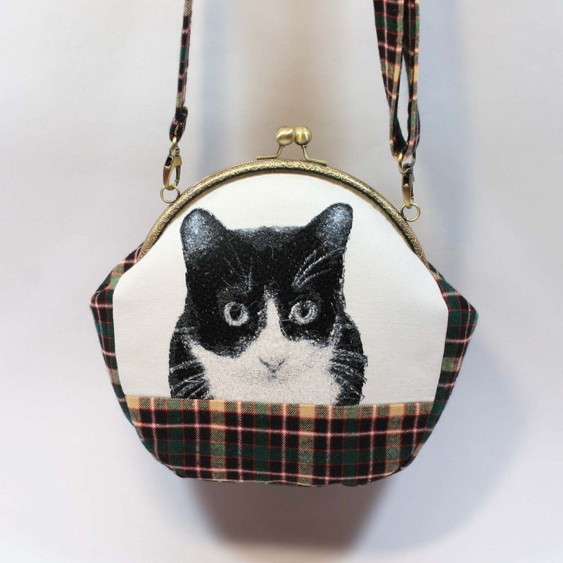 刺绣 20cmU型口金斜背包02-黑白猫 - 侧背包/斜挎包 - 棉．麻 绿色