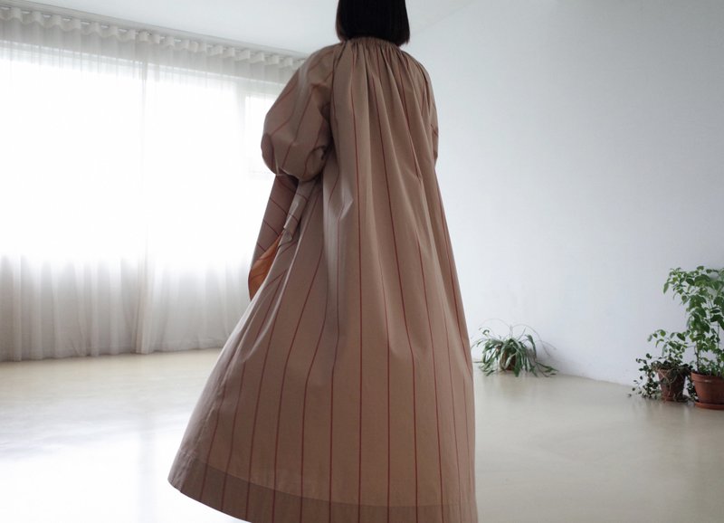 挺版缩口设计洋装 附领巾 - 洋装/连衣裙 - 棉．麻 卡其色