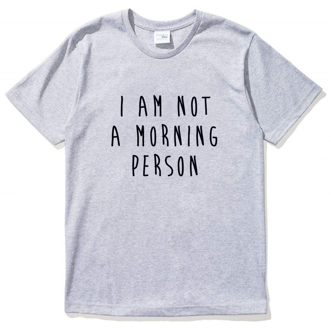 I AM NOT A MORNING PERSON 短袖T恤 灰色 我不是一个早起的人 文青 艺术 设计 时髦 文字 时尚 - 男装上衣/T 恤 - 棉．麻 灰色