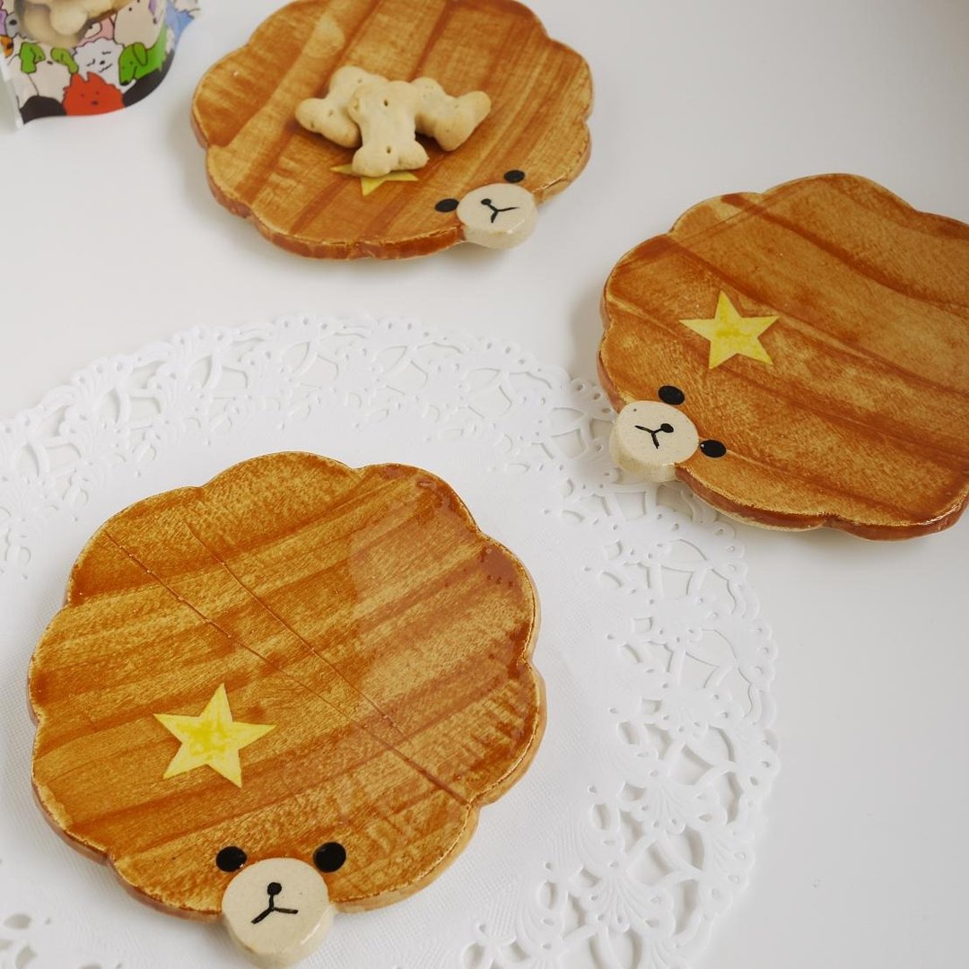 Small dish of a toy poodle【red】 - 浅碟/小碟子 - 陶 咖啡色