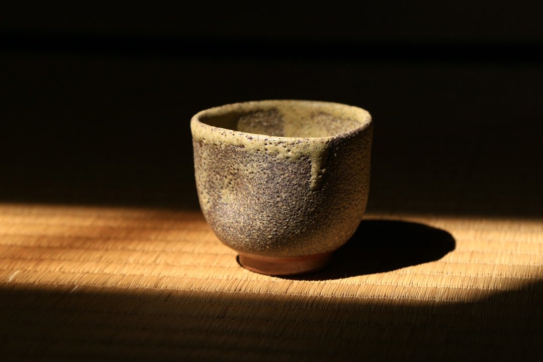 【 灰釉 】 微虫蛀 石子般质感 不规则 茶杯 酒杯 品茗杯 陶杯 - 茶具/茶杯 - 陶 卡其色
