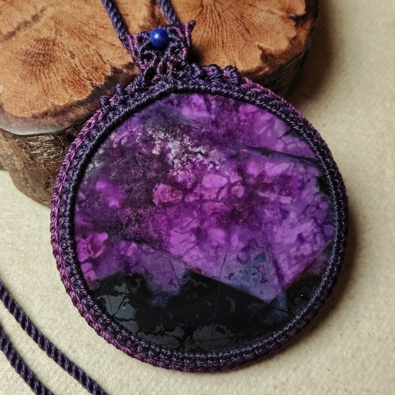 藏品/舒俱莱大圆片/桃紫 - 蜡线编织图腾包框设计/项链可调整长度 - 项链 - 半宝石 紫色