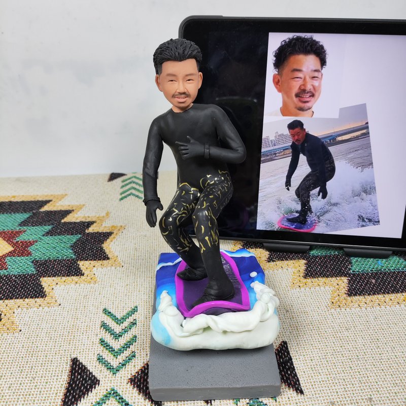 客制化人物公仔 人偶 3D人像画 似颜绘 肖像 定制 生日 纪念 冲浪 - 玩偶/公仔 - 粘土 多色