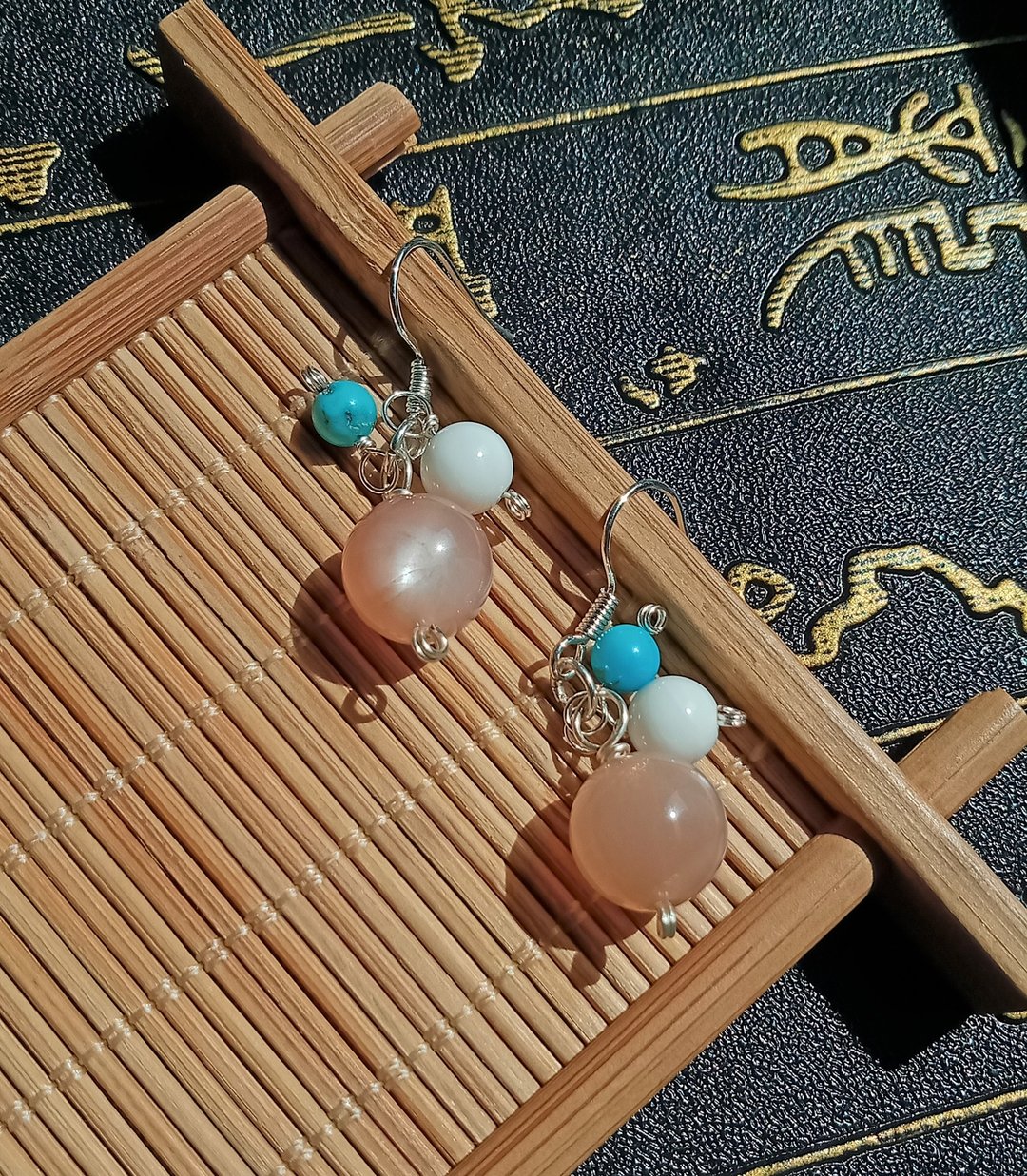佚名山河。耳环。缤纷小活泼。橘月光石、砗磲、绿松石。金属编织 - 耳环/耳夹 - 宝石 多色