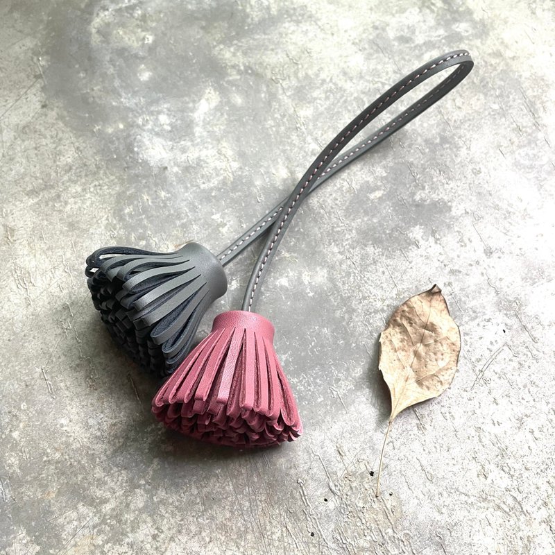 皮革流苏吊饰  干燥玫瑰/灰 - 钥匙链/钥匙包 - 真皮 灰色