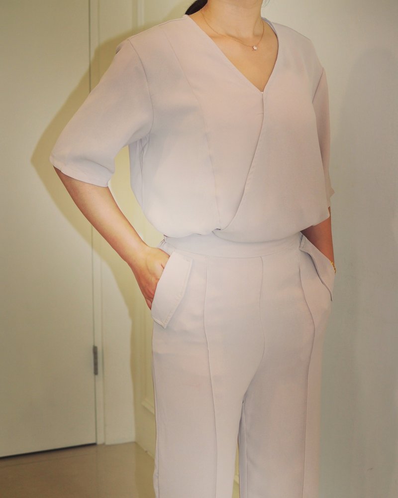 Flat 135 X 台湾设计师系列 夏日凉爽飘逸感套装 上衣＋裤子 奶茶色 雪纺 可正式也可以休闲 - 女装长裤 - 聚酯纤维 金色