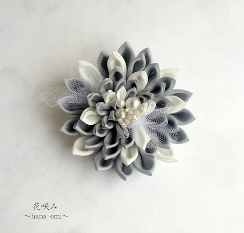 银灰白大丽花细工花胸花 搭配轻盈薄纱 日本传统工艺 - 胸花/手腕花 - 棉．麻 银色
