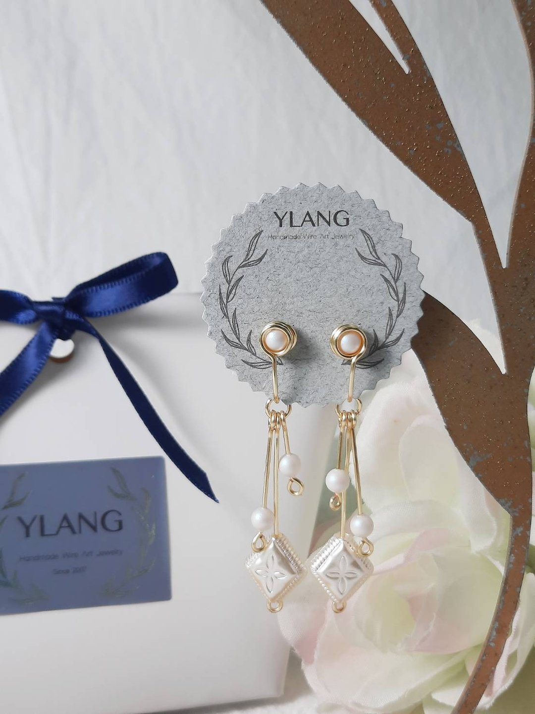 YLANG【千寻】立体浮雕和风耳环Swarovski水晶/艺术铜线 - 耳环/耳夹 - 其他金属 白色
