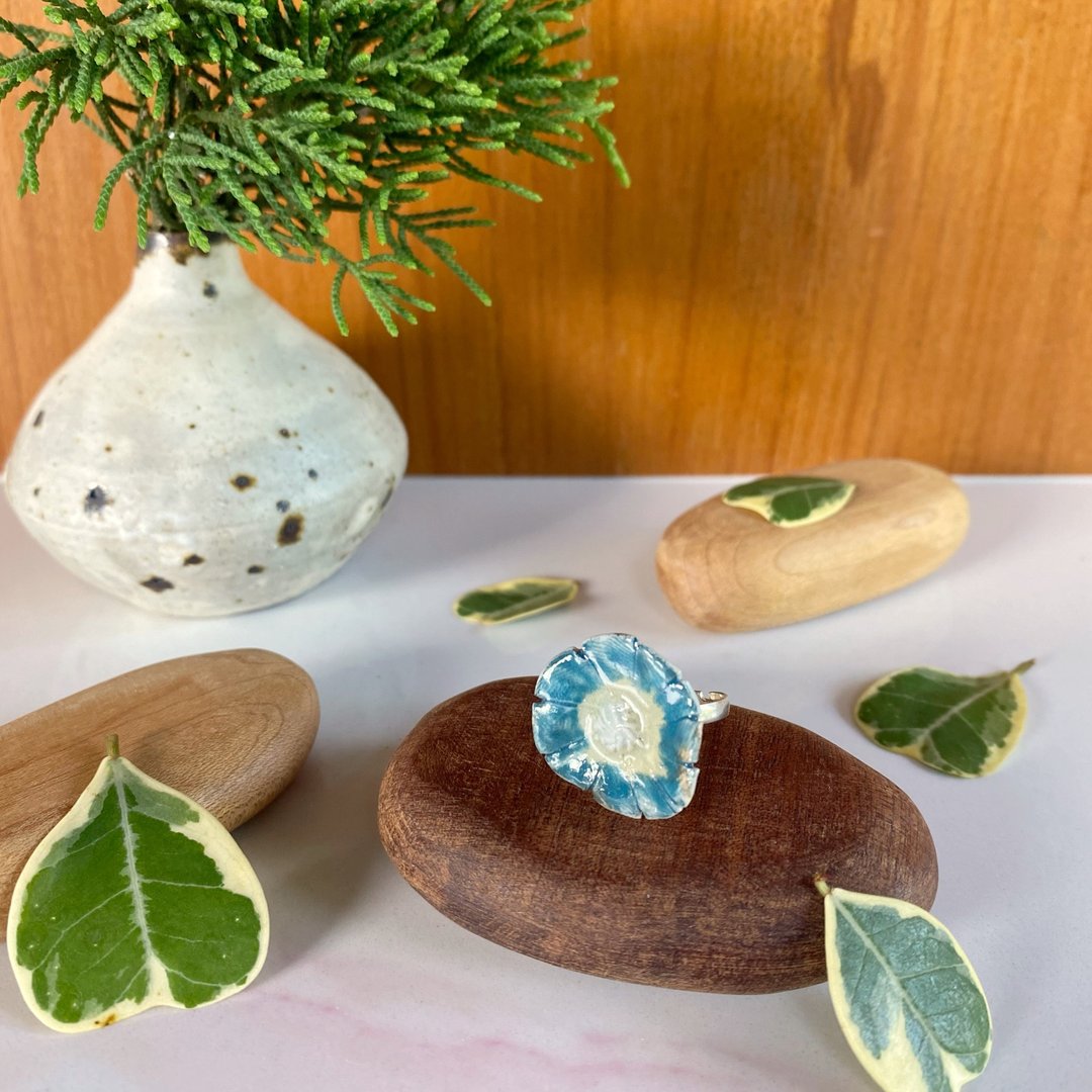 花朵戒指 (no. 02) / ceramic ring / handmade - 戒指 - 陶 白色