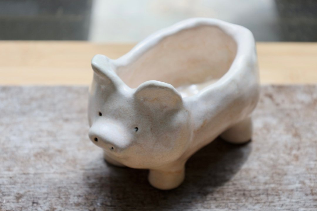 【毕业礼物】陶作小猪疗愈手捏器皿天然釉柔光陶猪置物盘能量石座 - 收纳用品 - 陶 粉红色
