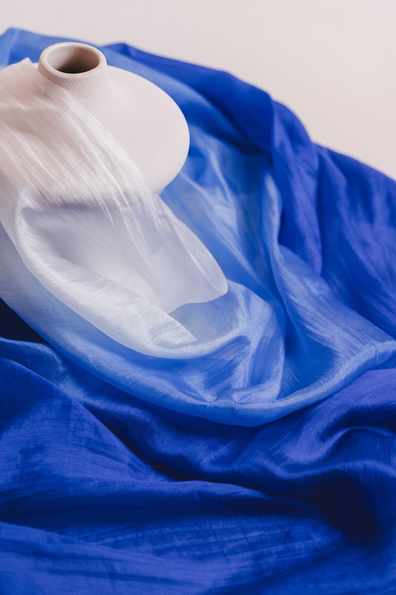 100% 桑蚕丝丝巾 – 手工染色，轻盈，皇家蓝渐层 - 丝巾 - 丝．绢 蓝色