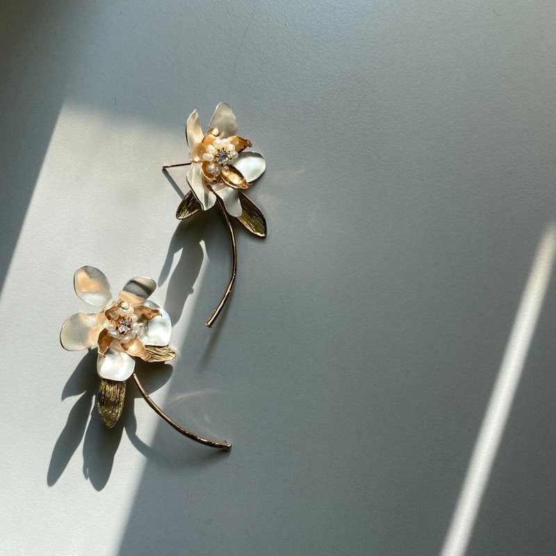 Ehwa- 金银色单枝花朵耳环 - 耳环/耳夹 - 其他金属 银色