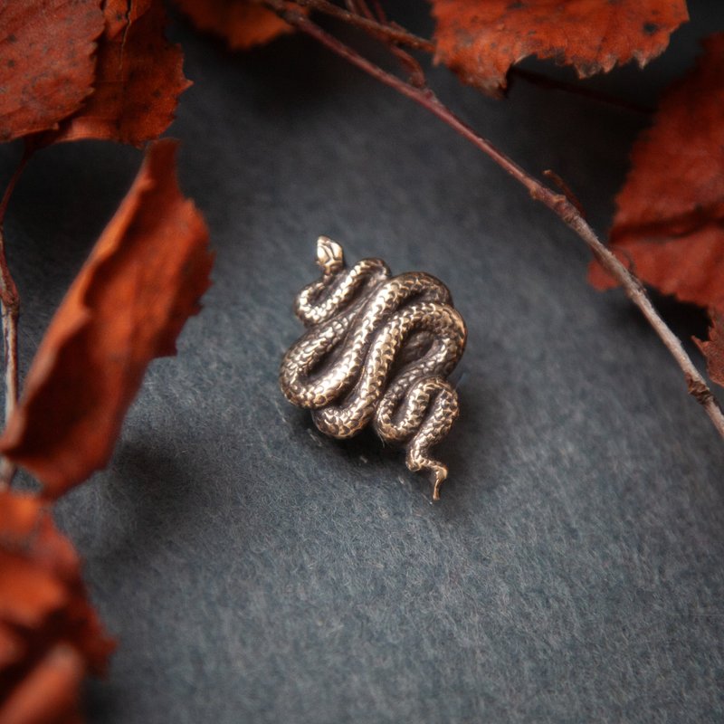 皮绳上的蛇形吊坠。手工项链。蛇饰品。展示 - 项链 - 其他金属 橘色