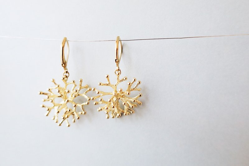 【endorphin】立体珊瑚黄铜耳环 - 耳环/耳夹 - 其他金属 金色