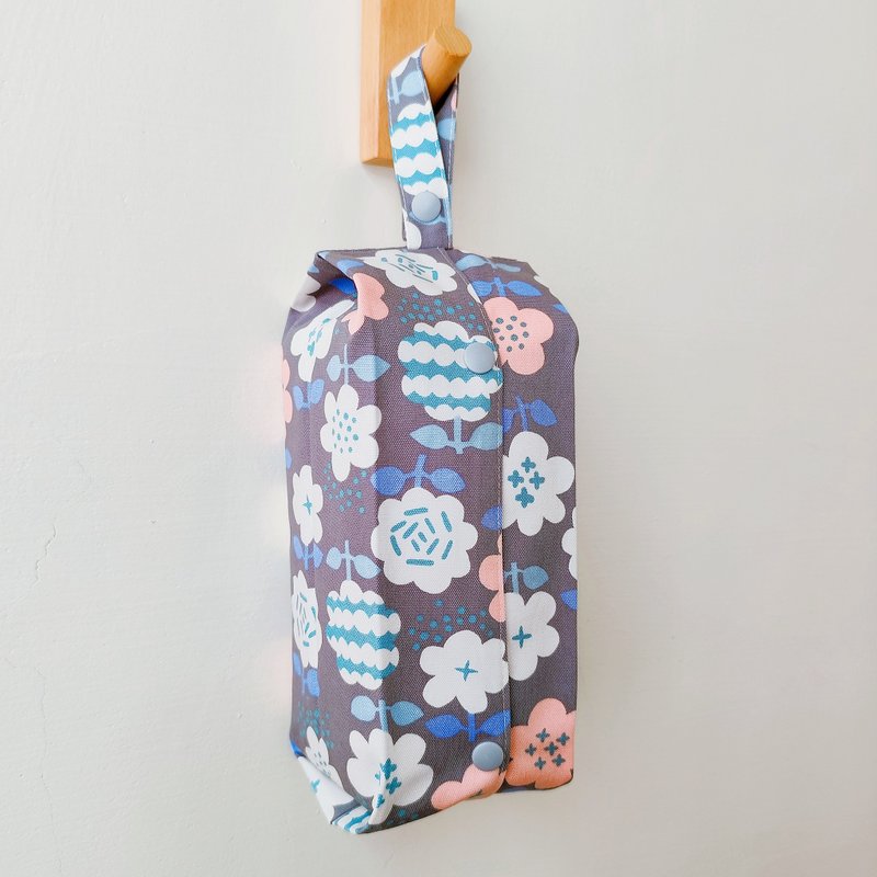 车用、露营用挂式面纸套/卫生纸套=北欧童趣花朵 - 纸巾盒 - 棉．麻 