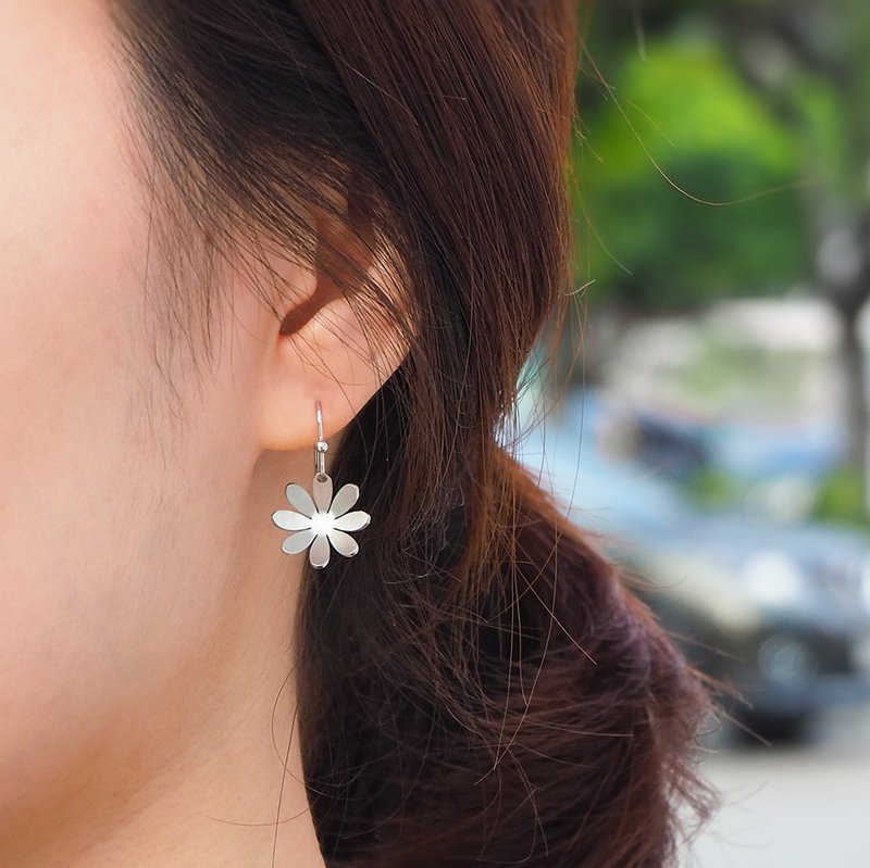 Short Hanabi stainless steel earrings - 耳环/耳夹 - 不锈钢 银色