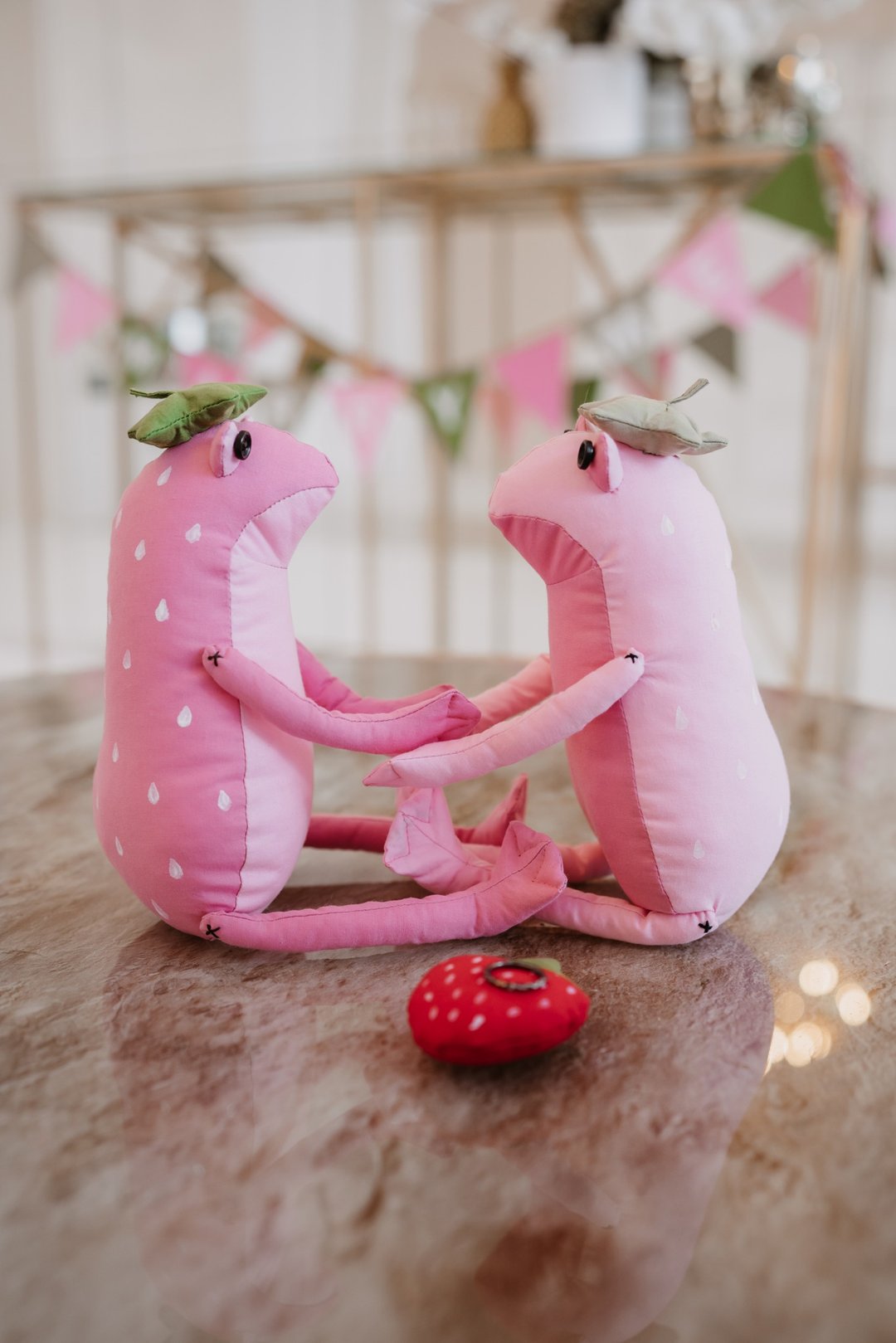 STRAWBERRY FROG plush interior toy, cottagecore decor from woodland nursery - 玩偶/公仔 - 棉 粉红色