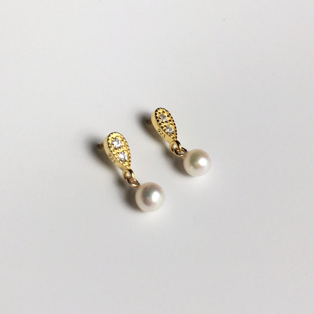 Silver Pearls Earring - 耳环/耳夹 - 珍珠 白色