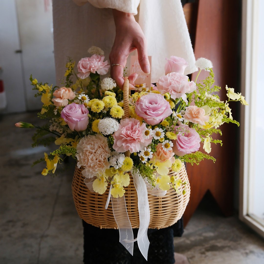 限自取 鲜花 Love 妈咪 母亲节 春日野餐提篮盆花 (粉黄 M) 康乃馨盆 - 其他 - 植物．花 粉红色
