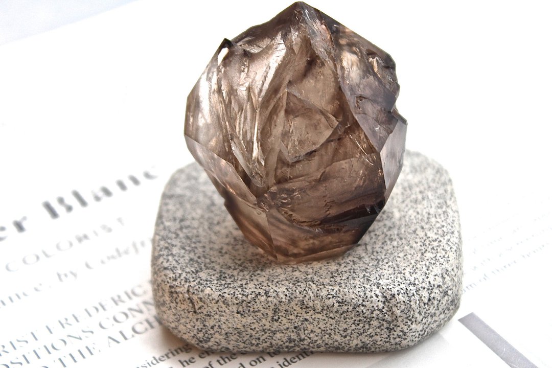 石栽 SHIZAI 骨干水晶/茶水晶骨干-含底座 - 摆饰 - 宝石 卡其色