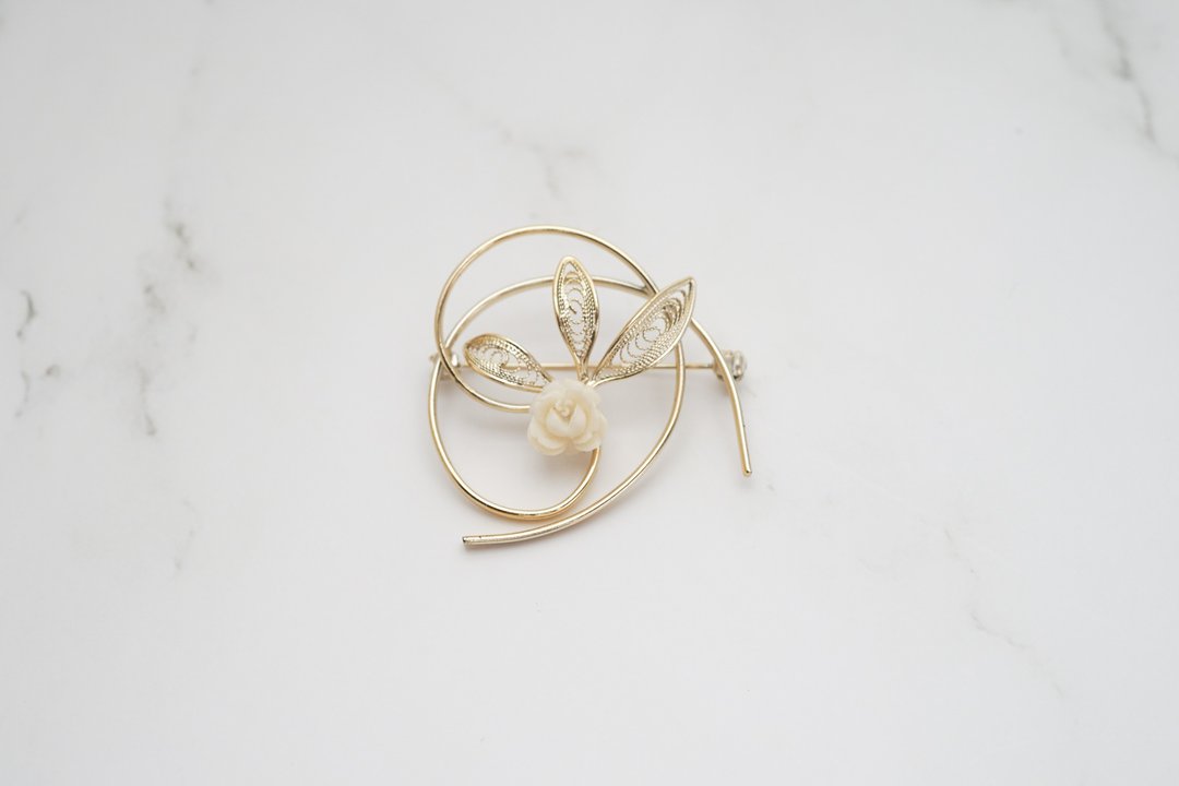 【古董饰品/西洋老件】VINTAGE细圈压克力花卉古着胸针 - 胸针 - 其他金属 金色