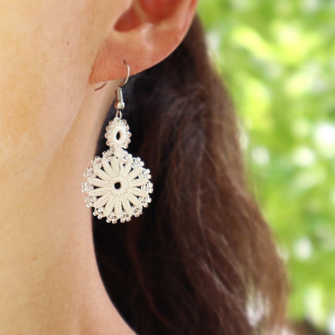 OYA crochet Earrings  - TAROT -  Snow white - 耳环/耳夹 - 绣线 白色