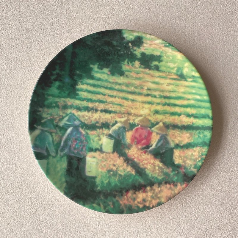 艺术瓷盘-采茶 小光点画廊身心障碍艺术画家-林玉 (含铁架) - 盘子/餐盘/盘架 - 陶 多色