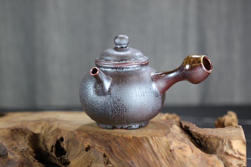 【送礼好物】220ml 柴烧落灰 侧把茶壶 莺歌名家叶敏祥手作 - 茶具/茶杯 - 瓷 