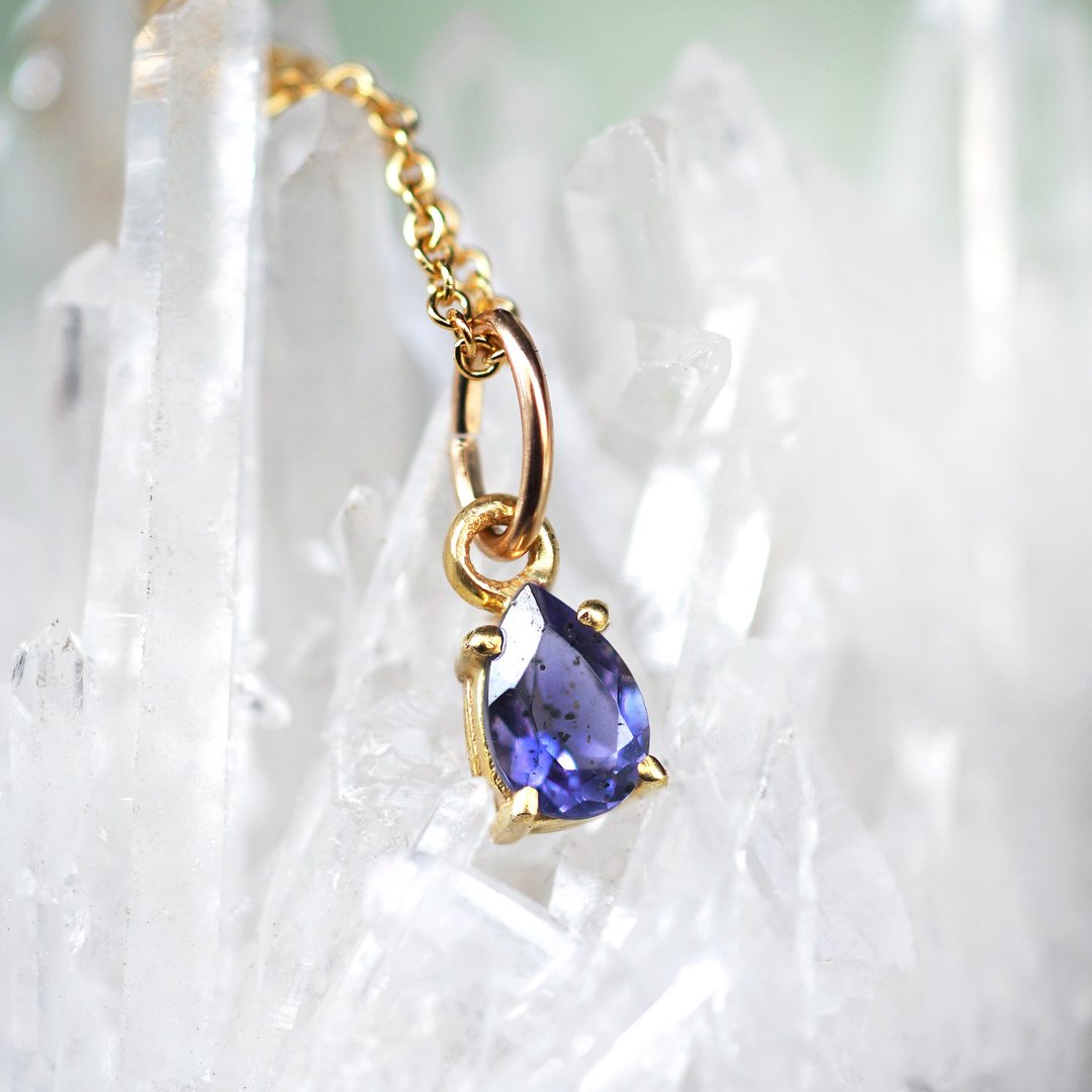 Iolite pear cut claw clasp necklace Hortense - 项链 - 宝石 蓝色