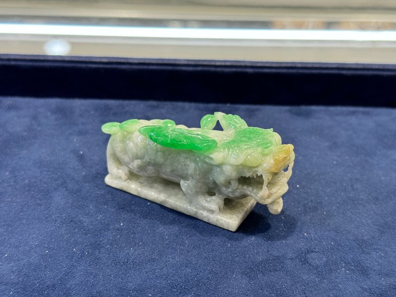 翠艺宝 天然缅甸A货 三彩辣绿 如意貔貅摆件 附原木外盒 - 吊饰 - 玉石 绿色