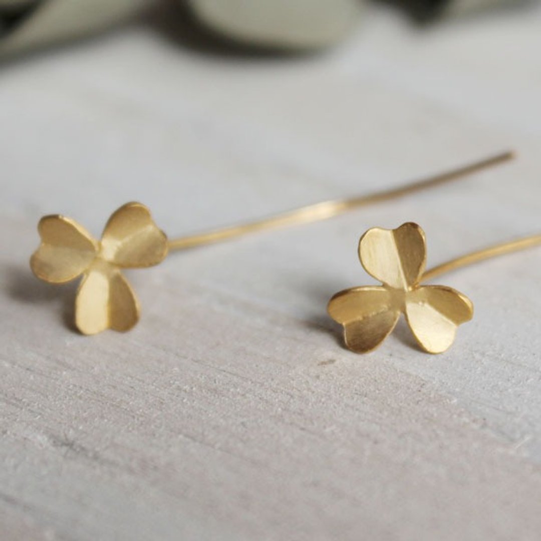 Oxalis leaf earrings - 耳环/耳夹 - 其他金属 金色