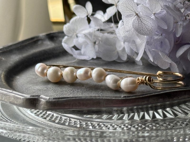 【六月诞生石】点亮大人的日常。淡水珍珠领巾别针 - 胸针 - 珍珠 白色