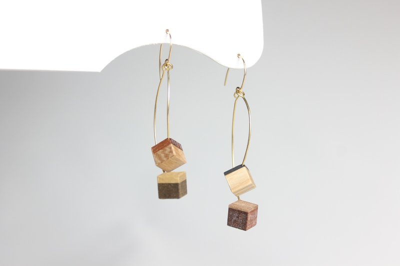 New Paris cube earrings - 耳环/耳夹 - 木头 卡其色